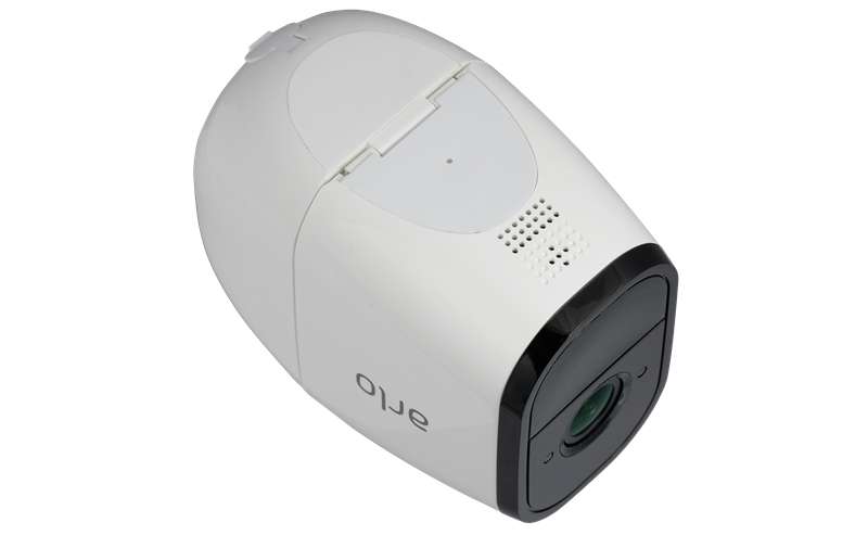 Na donjoj strani kamere nalaze se otvori za mikrofon i zvučnik, iz čega je jasno da sustav omogućuje dvosmjernu komunikaciju, tj. razgovor s osobom koja se nalazi ispred kamere