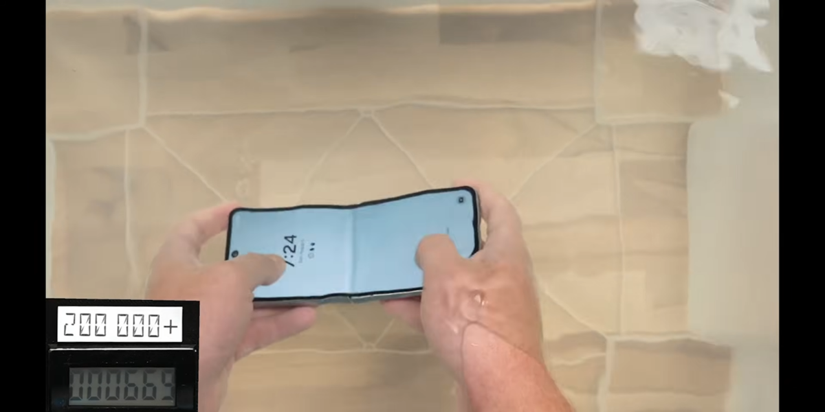 Galaxy Z Flip 5 na testu izdržljivosti.  📷 Screenshot: YouTube/Mrkeybrd