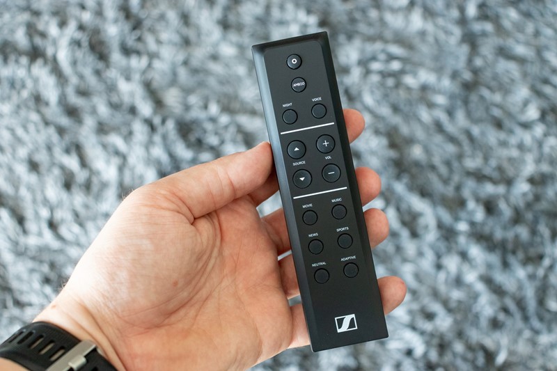 Daljinski upravljač dobro leži u ruci i sadrži sve potrebne kontrole. Veseli nas mogućnost izravnog odabira zvučnih profila te aktivacije tehnologija Ambeo, Night Mode i Voice Enhancement