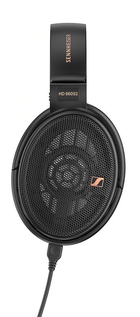 Vanjska strana slušalica prekrivena je čeličnom mrežicom. Radi se o otvorenom dizajnu, koji znači da će svi u vašoj blizini čuti što slušate, baš kao što ćete i vi čuti zvukove iz neposredne blizine