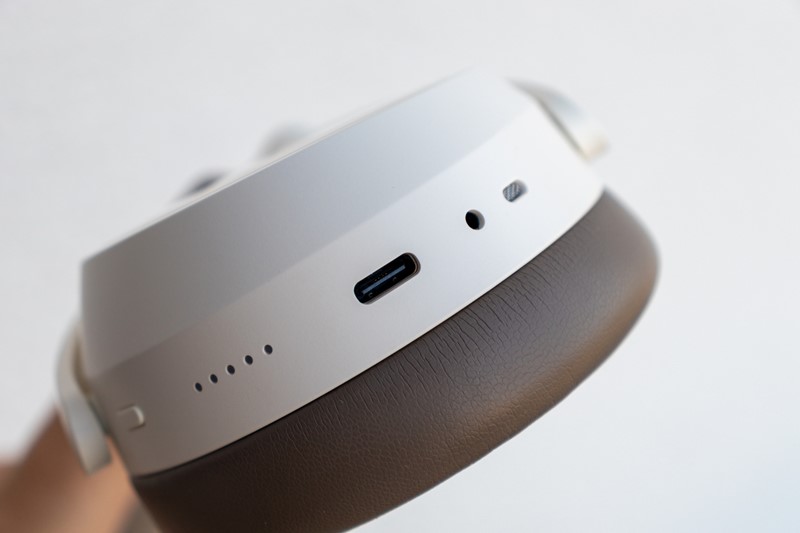 Za punjenje slušalica koristi se USB-C port. Dotični također može poslužiti kao žični ulaz za zvuk, a isto vrijedi za 2,5-milimetarski konektor, smješten u njegovu blizinu