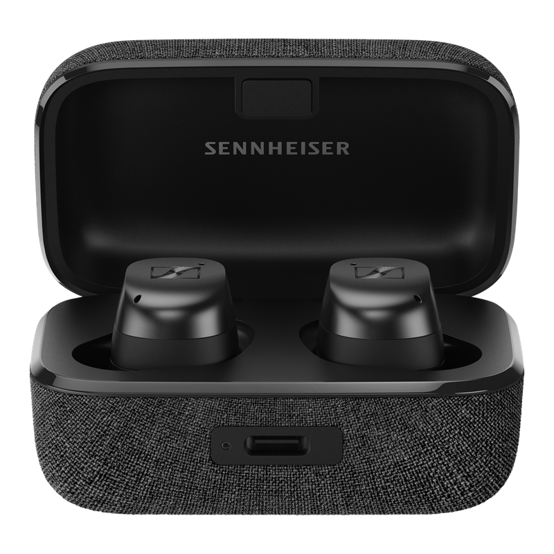 Sprijeda se nalazi USB-C konektor za punjenje kutijice. Također ju je moguće napuniti bežično