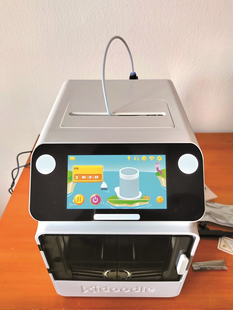 Šareni, djeci prilagođen (ili se nama tako čini) veliki ekran s dosta informacija o stanju ispisa i pisača