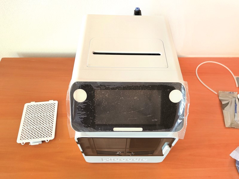 Sastavljanje pisača sastoji se manje-više od umetanje teflonske cijevi vodilice filamenta od špule do ispisne glave i ukopčavanja ispravljača u struju i pisača u izlaz ispravljača