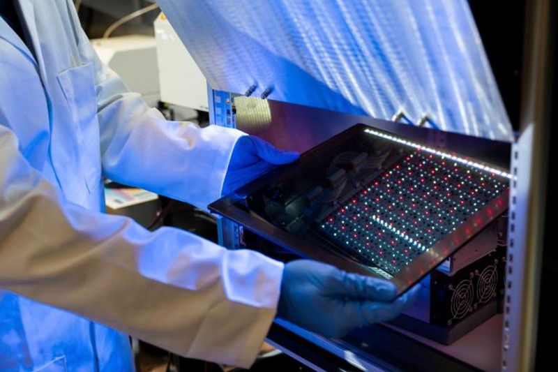 Novi fotonaponski sustavi od perovskita su šest puta učinkovitiji od najboljih komercijalno dostupnih solarnih ćelija za unutarnju upotrebu 📷 UCL