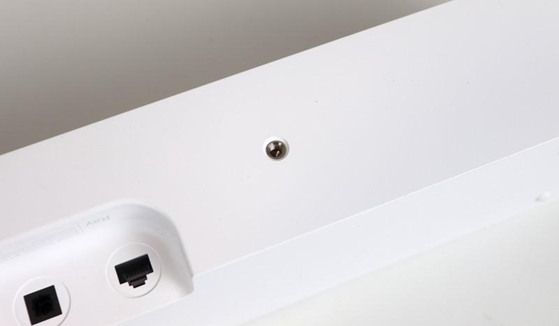 Za zidnu montažu, dobro će vam doći dva stražnja navoja. Sonos prodaje vlastiti zidni nosač za Ray, a cijena mu je 50 eura