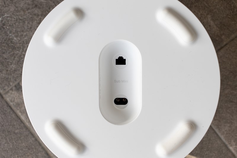 Mrežni i strujni priključak nalaze se ispod zvučnika