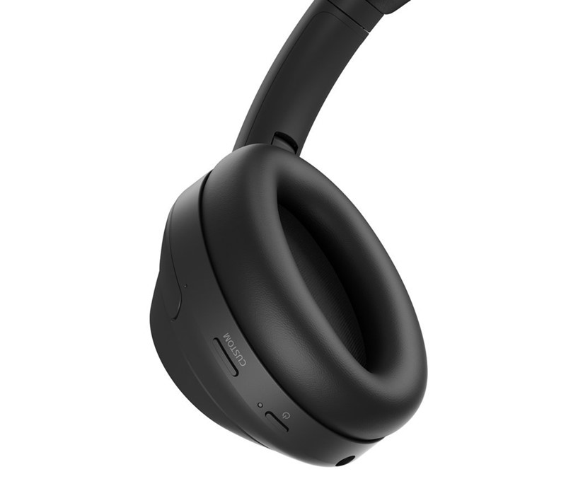 Na lijevoj slušalici nalaze se tipke Power i Custom. Potonjoj funkciju biramo sami. Može upravljati glasovnim asistentom (Alexa, Siri, Google Assistant) ili ANC-om