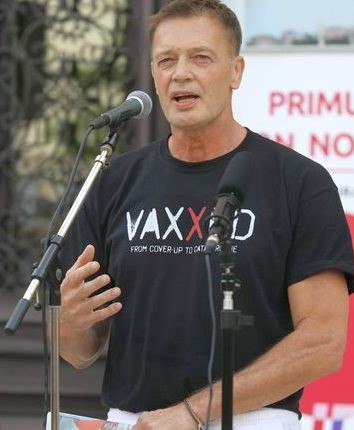 Wakefield, umjesto da novcem skupljenim od prevarenih roditelja autistične djece opere ljagu sa svoga imena znanstvenim dokazima, radije putuje svijetom, drži govore (i ponešto ostavlja "za crne dane")