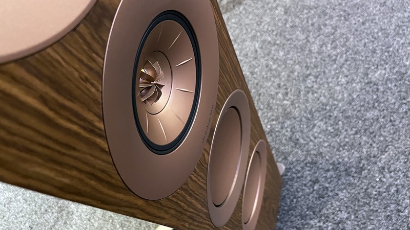 KEF R11