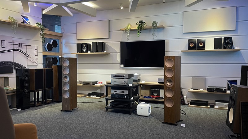 KEF R11