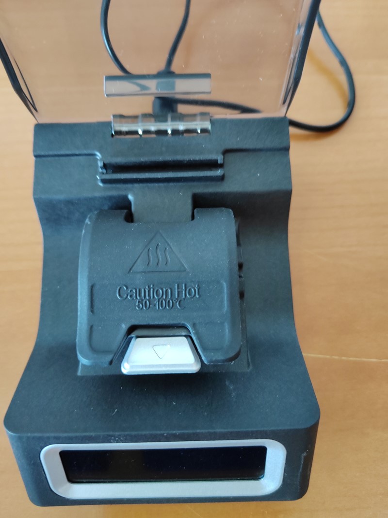 Uređaj ima dva poklopca – gornji prozirni, ispod kojega se nalazi zaštita grijaćeg tijela (dio s natpisom "Caution Hot 50-100 C")