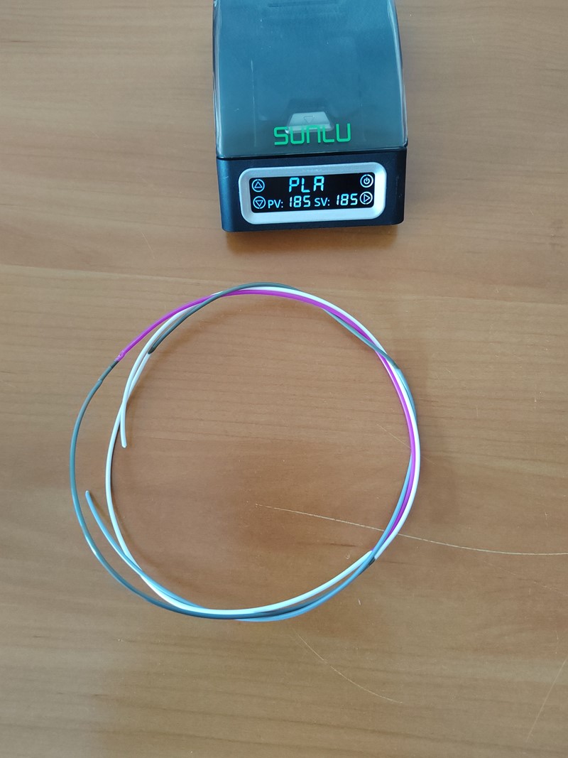 Špula s nekoliko tipova PLA+, PLA i sjajnih PLA filamenata, koji se bez problema lijepe jedan na drugi. Miješanje raznih tipova filamenata (ABS + PLA, recimo), naravno, nije preporučljivo