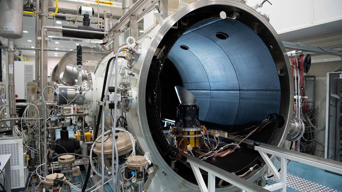 Testna replika kamere visoke 80 cm i otvora blende od 12 cm, provela je 17 dana testiranja unutar termalne vakuumske komore u testnom centru ESTEC u Nizozemskoj. Reproducirano je planirano radno okruženje teleskopa u dubokom svemiru, 1,5 milijuna km udaljenom od Zemlje