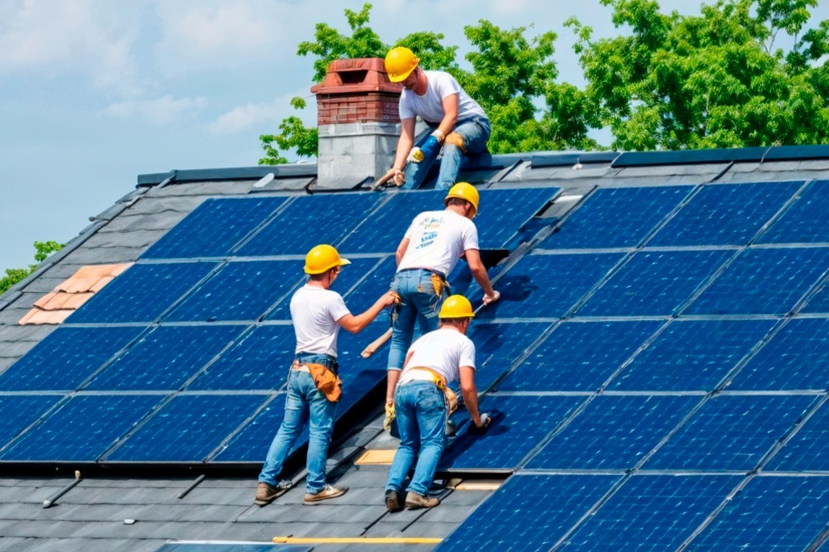 Pokrivanje svakog trećeg krova u Švicarskoj solarnim panelima bilo bi dovoljno za osiguranje osnovne solarne usluge za sve tamošnje stanovnike 📷 Freepik