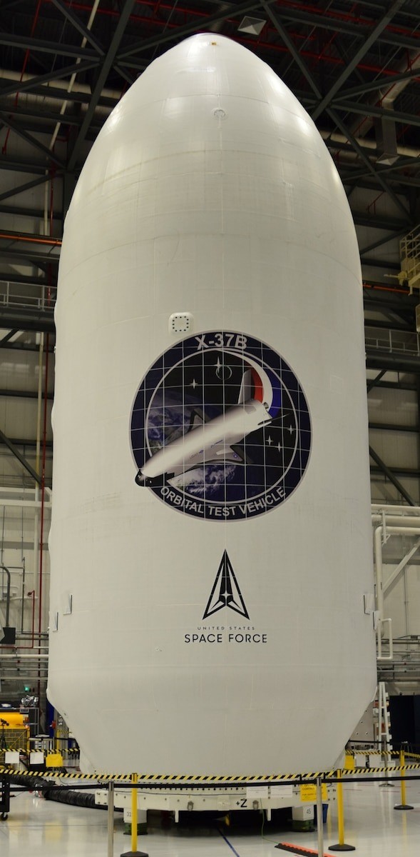 X-37B već je u zaštitnom oklopu, koji se postavlja na nos rakete Falcon Heavy 📷 US Space Force