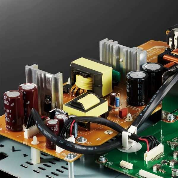 Technics SA-C600 opremljen je odvojenim napajanjima za sklopove obrade, odnosno pojačanja signala