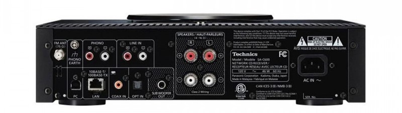 Stražnja strana Technicsa SA-C600 krcata je ulaznim i izlaznim konektorima