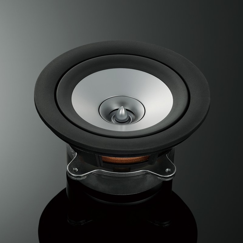 SC-CX700 opremljen je vrlo ozbiljnim, tehnološki naprednim koaksijalnim zvučničkim driverom, s aluminijskim bas-srednjetoncem i takozvanim ring-radiator visokotoncem