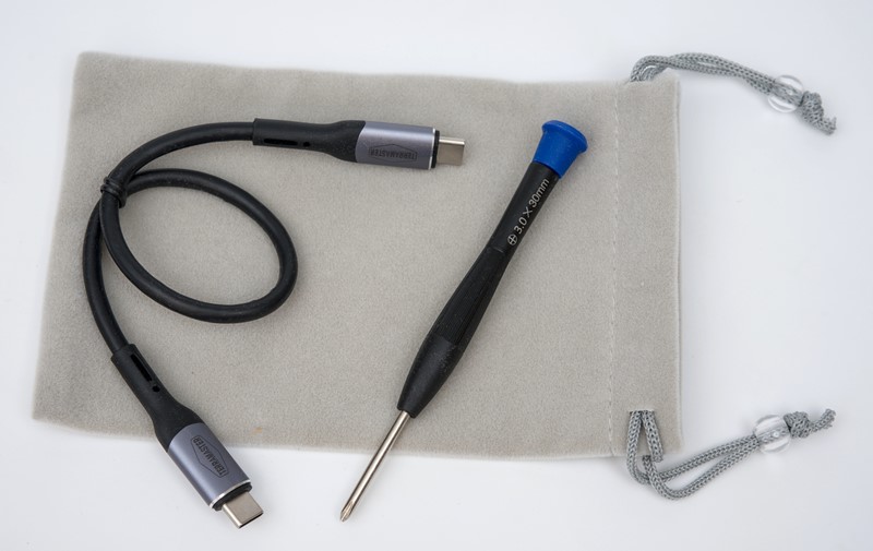 Kratak, ali sposoban USB-C kabel, šarafciger i mekana "vrećica" isporučuju se s kućištem; USB Type-A kabel ili konektor izostali su iz paketa, vjerojatno zato što proizvođač računa da ovo kućište nećete kupovati kako biste ga koristili sa sporim USB portovima