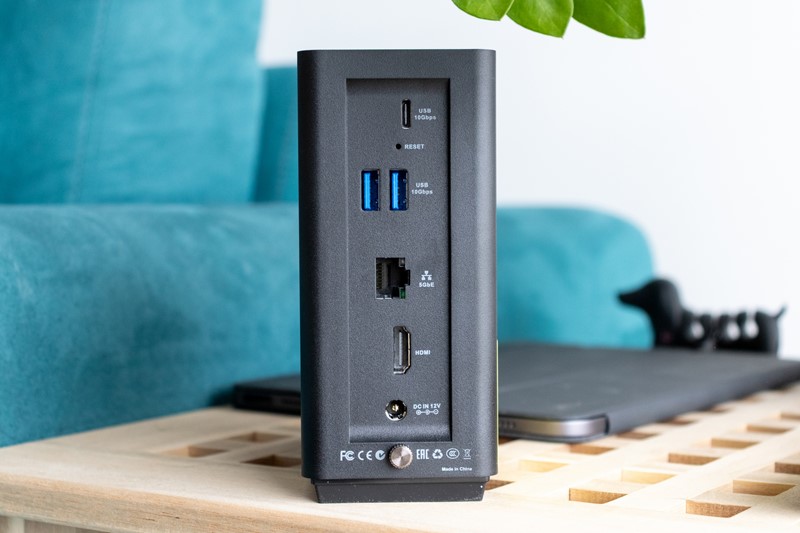 Straga se nalaze 5-gigabitni Ethernet port, tri 10-gigabitna USB priključka (jedan USB-C, dva USB Type-A) te HDMI izlaz, koji smisao dobiva tek u slučaju instalacije alternativnog OS-a