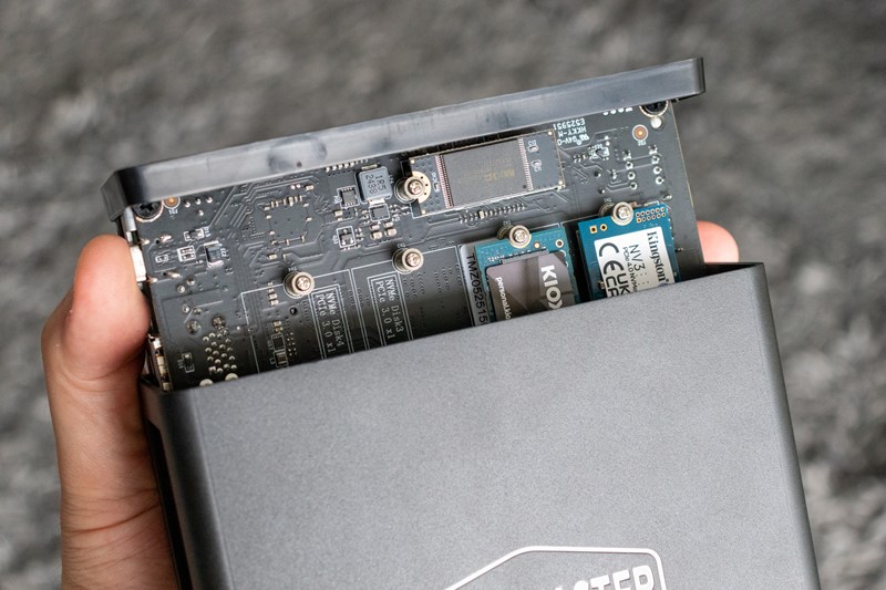 Skidanjem jednog vijka, smještenog straga, kućište se odvaja od modula s matičnom pločom te se tako pristupa utrobi NAS-a