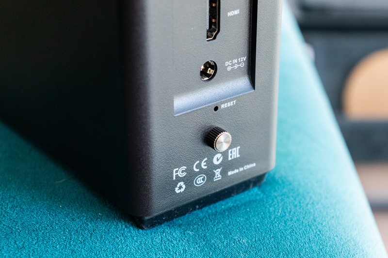 Skidanjem jednog vijka, koji se može odviti bez korištenja alata, omogućava se pristup unutrašnjosti NAS-a