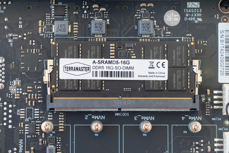 Utor za RAM je samo jedan i u njega je ugrađeno 16 GB DDR5 SO-DIMM memorije. Poželite li uređaj nadograditi na 32 GB RAM-a, koliko je maksimalno podržano, morat ćete zamijeniti postojeći modul