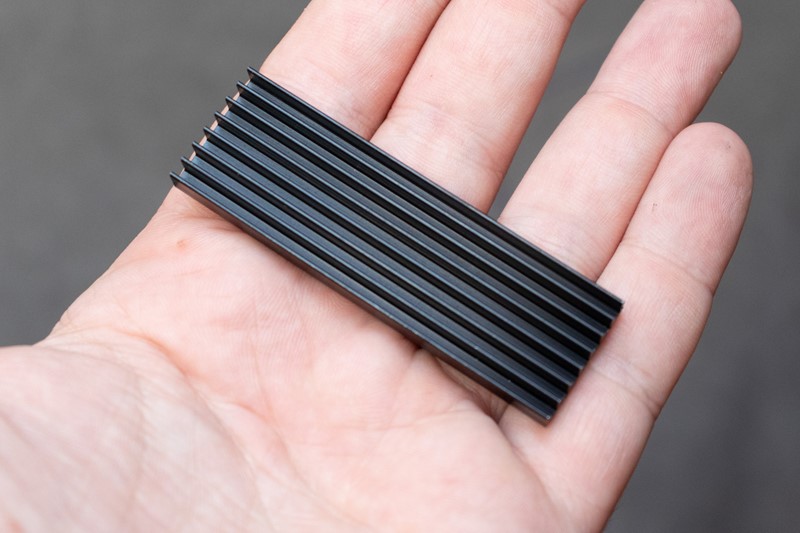 S uređajem se isporučuje osam pasivnih hladnjaka za NVMe SSD-ove, koji se za njih fiksiraju pomoću elastičnih traka