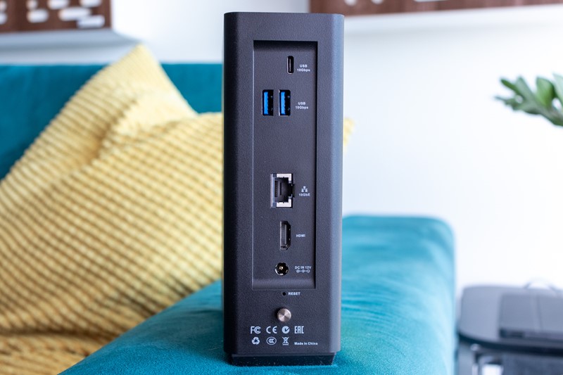 Sva tri USB porta 10-gigabitne su propusnosti, baš kao i integrirana Marvellova mrežna kartica. HDMI izlaz svrhu dobiva tek kad se na F8 SSD Plus instalira neki od alternativnih operacijskih sustava za NAS-ove, poput UnRAID-a i TrueNAS Scalea