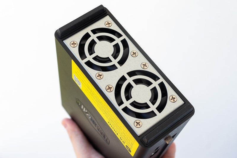 Dva 50-milimetarska ventilatora smještena su na donju stranu NAS-a, koja je, pomoću gumenih nožica, odignuta od podloge. Uvlače svježi zrak iz okoline i provlače ga kroz čitavo kućište uređaja