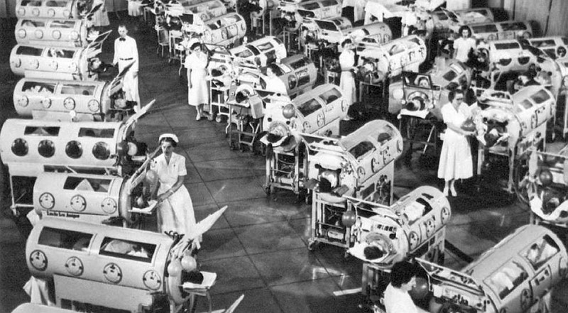 Odjel intenzivnog liječenja u američkoj bolnici 1950-ih godina ispunjen "čeličnim plućima" - aparatima za disanje koji su održavali u životu djecu oboljelu od poliomijelitisa, dječje paralize