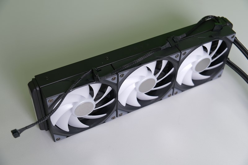 Debljina aluminijskog radijatora iznosi prosječnih 27 mm, a predinstalirani ventilatori drastično ubrzavaju cijeli proces instalacije vodenog hlađenja. Ulančani su posebnim konektorom, pa je za povezivanje s matičnom pločom potrebno posegnuti za isporučenim adapterom