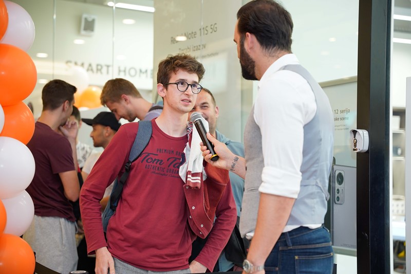 Prvi kupac Janko čekao je od 22 h dan ranije