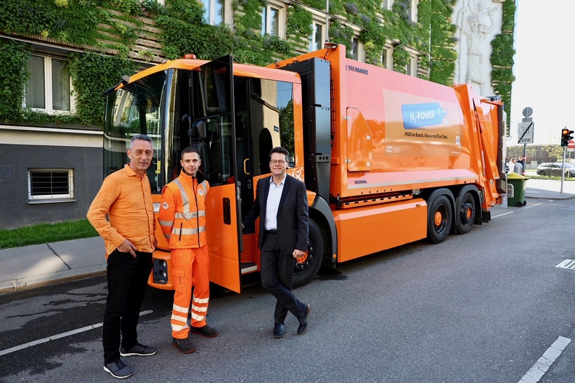 Član bečkog poglavarstva za klimu Jürgen Czernohorszky, voditelj odjela MA 48 Josef Thon i zaposlenik Čistoće ispred vozila za vodik 📷 © Votava/PID