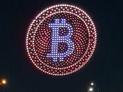 U rekordnom spektaklu na nebu iznad Austina dronovima iscrtan znak bitcoina