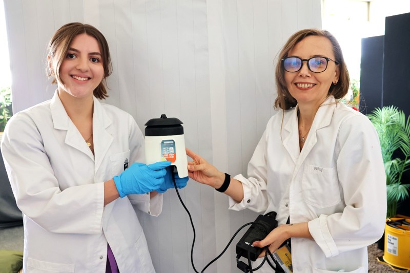 Forenzičarke Emily Bibbo i dr. Mariya Goray s jednim od testiranih uređaja 📷 Flinders University