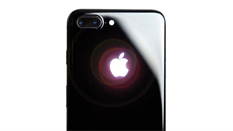 Jedna od nestandardnih usluga - ugradnja pozadinskog osvjetljenja u Appleov logo na iPhoneu