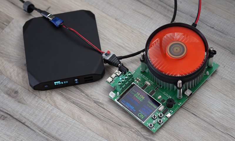 Omnichargeove snažne powerbankove podvrgnuli smo "spravi za mučenje" – elektronički otpor vukao je 10, 60 pa čak i 100 W snage, sve dok nije iscijedio i zadnju kap energije iz spojenog powerbanka (str. 96)