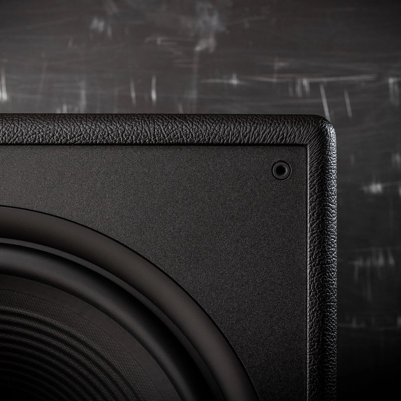 Sukladno impresivnom vizualnom dojmu, uočljivi detalji, kao što su iznimno masivne stranice zvučnika, izrađene od 3 cm debelog MDF-a, ukazuju na pažnju posvećenu kvaliteti izrade kabineta