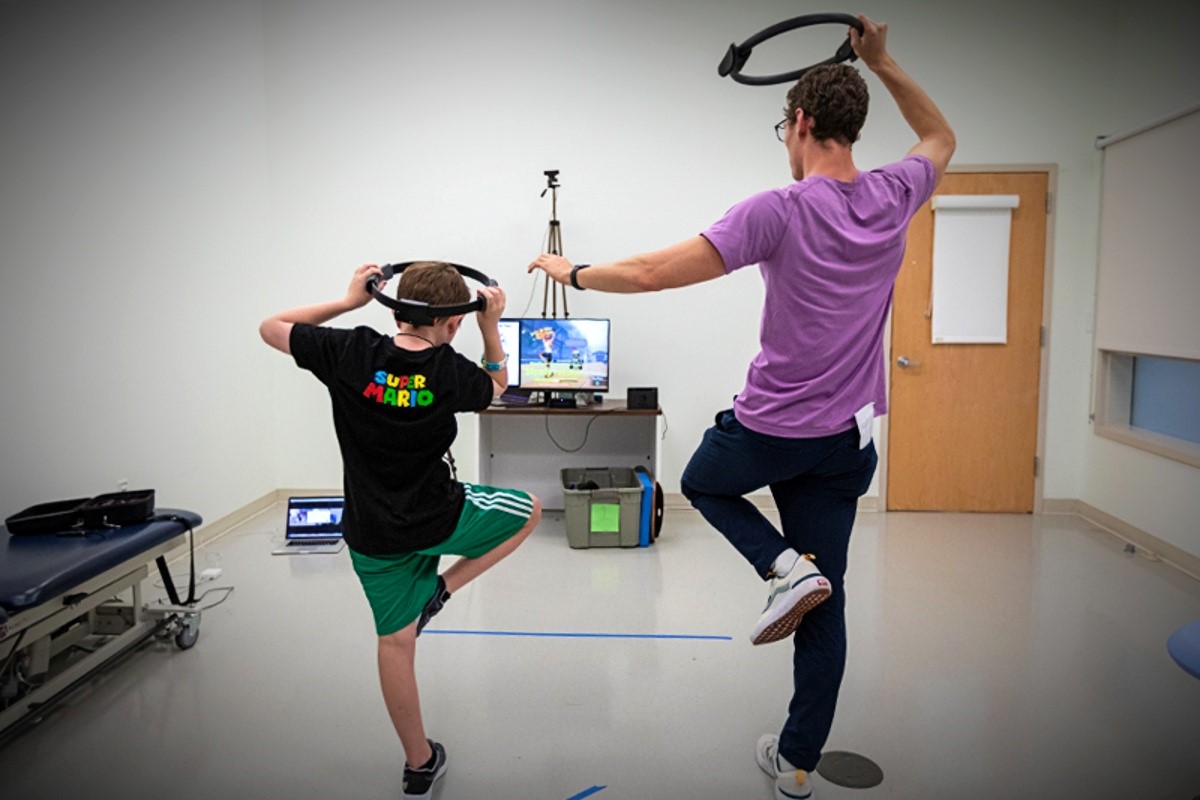 Reed, desetogodišnji dječak s autizmom, dnevnu dozu tjelovježbe dobiva igrajući 'Ring Fit Adventure' u Move 2 Learn Innovation Labu 📷 University of Delaware