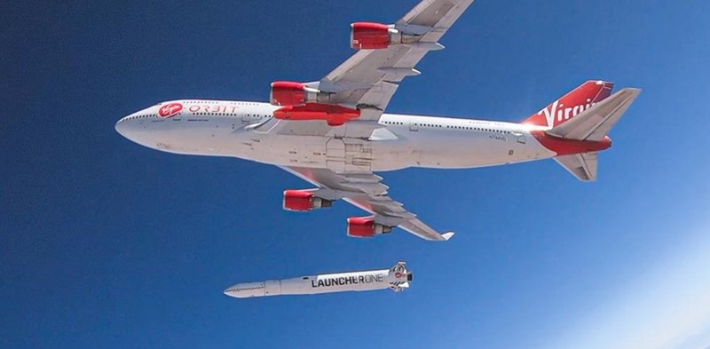 Virgin Orbit za potrebe slanja tereta u orbitu koristi prerađeni Boeing 747-400, nadimka Cosmic Girl, ispod čijeg je krila postavljena raketa LauncherOne. Zrakoplov polijeće i penje se do visine od oko 35.000 stopa (10,7 km), odakle raketa može dalje letjeli samostalno