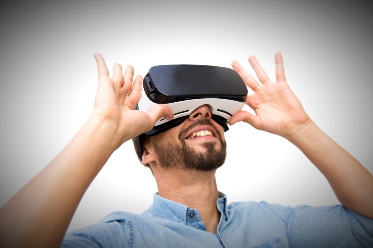 Da bi se smanjila predoperativna tjeskoba, dovoljno je pacijentu na glavu staviti VR naglavnik i prije zahvata virtualno ga provesti operacijskom dvoranom 📷 pch.vector