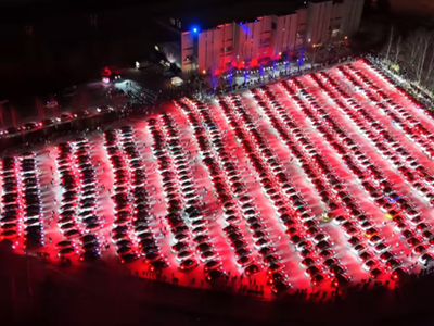 Vlasnici gotovo 700 Tesli priredili rekordni light show