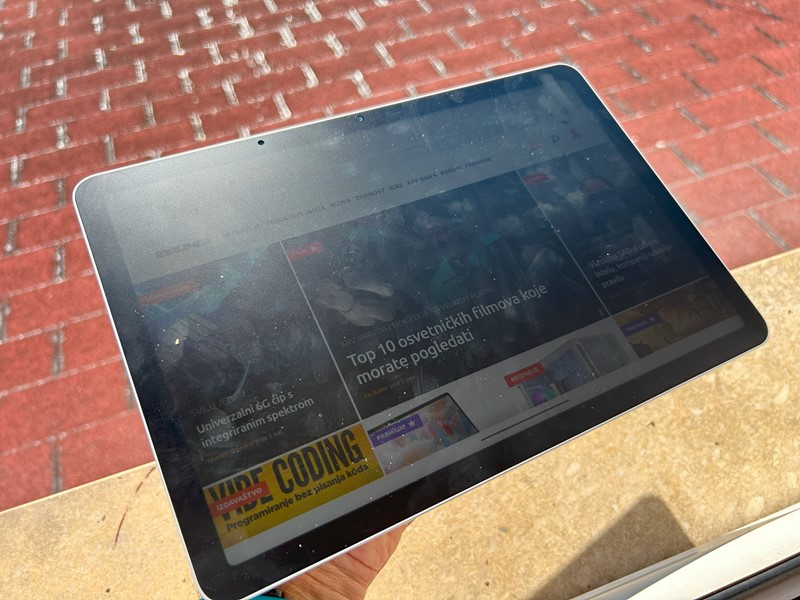 Mat ekran odlično difuzira vanjske izvore svjetla i samim time ne pati od refleksija, no ne bi bilo naodmet da je svjetliji. Ipak, 400 nita i više je nego dovoljno za rad pod umjetnim osvjetljenjem