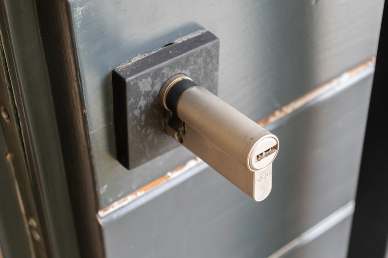 Instalacija Welock Smart Locka započinje vađenjem postojećeg cilindra, koji je za bravu fiksiran jednim dugačkim vijkom