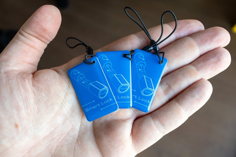 U paketu se dobivaju tri RFID kartice, koje je prije korištenja potrebno povezati s bravom. Kartica se ponaša poput otiska prsta – potrebno je pritisnuti tipku "Set" i prisloniti ju u blizinu čitača otiska prsta