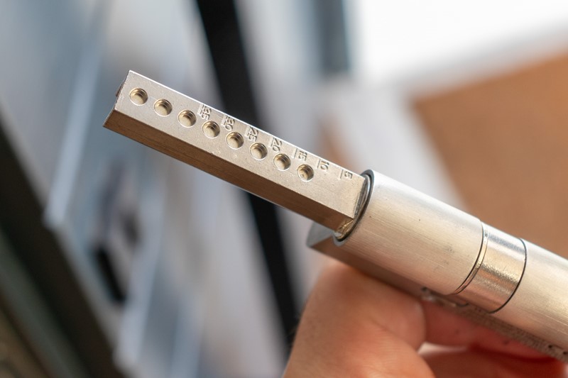 Unutarnji produžetak cilindra može se produljiti tri centimetra, kako bi se osigurala kompatibilnost s debelim vratima