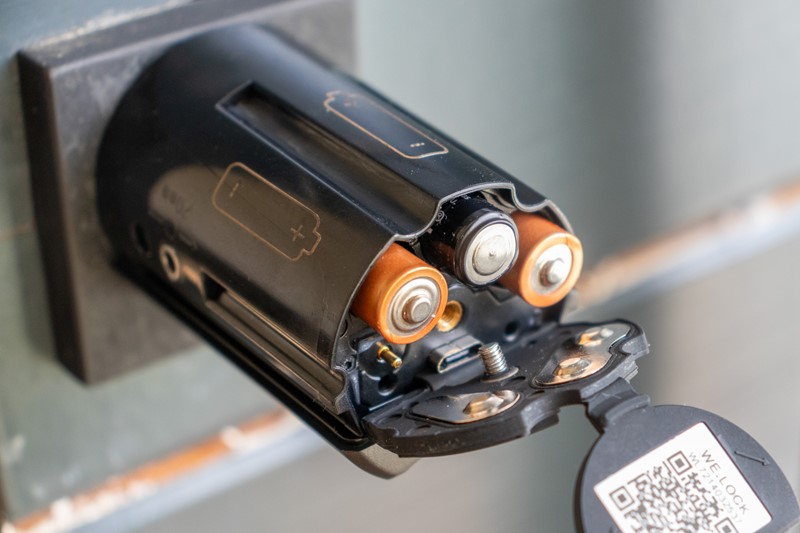 Brava se napaja pomoću tri AAA baterije, koje se ugrađuju pod oklop vanjskog prihvata. Dostatne su za osam do deset mjeseci rada, uz deset otključavanja dnevno