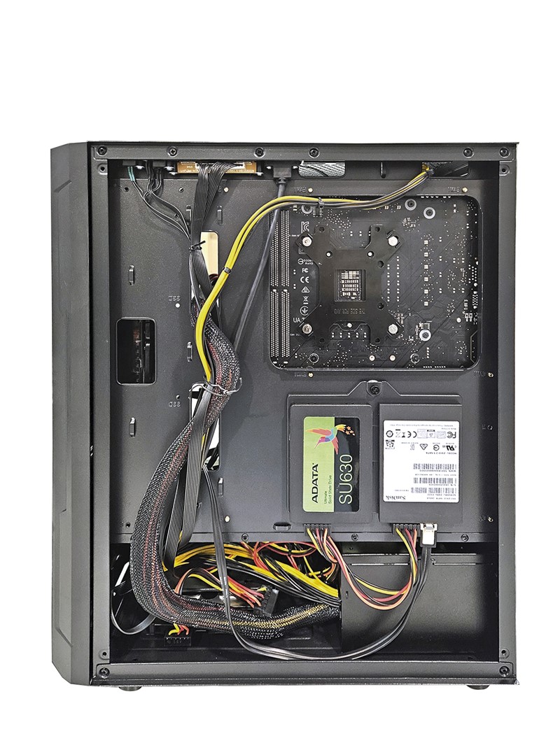 Prostora za provođenje kabela taman je dovoljno za našu situaciju. Ipak, kućište ne raspolaže dodatnim kanalicama, pa je za urednije kabele uputno koristiti isporučene jednokratne vezice